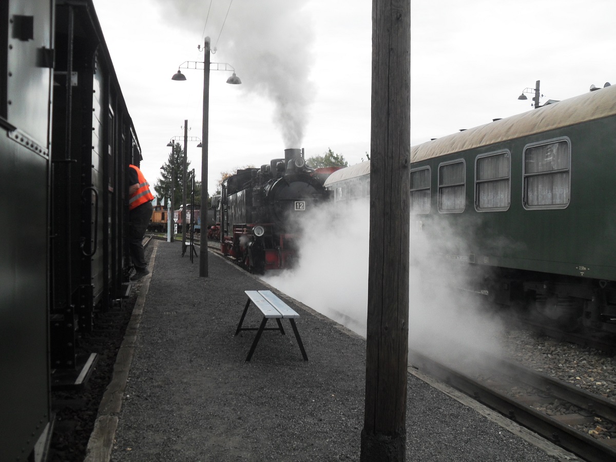 Lok 12 (99 787 der SOEG) rangiert am 30.09.2016 in Benndorf an den Zug.