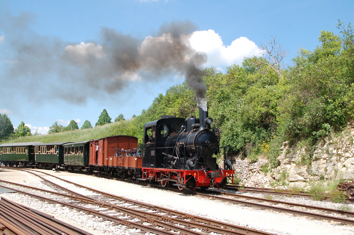Lok 12 KM der Härtsfeldbahn in Neresheim am 07.08.2007.
