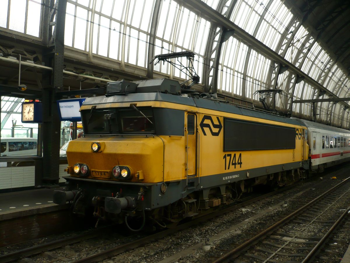 Lok 1744 mit IC 240 aus Berlin. Gleis 15 Amsterdam Centraal Station 16-09-2015. 

Loc 1744 met IC 240 uit Berlijn. Spoor 15 Amsterdam Centraal Station 16-09-2015.
