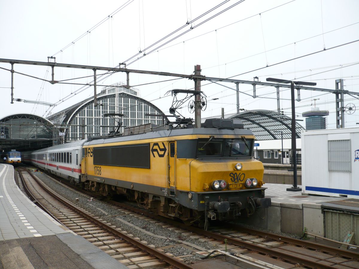 Lok 1758 mit IC 145 nach Berlin. Gleis 10b Amsterdam Centraal Station 19-08-2015.

loc 1758 met IC 145 naar Berlijn. Spoor 10b Amsterdam CS 19-08-2015.