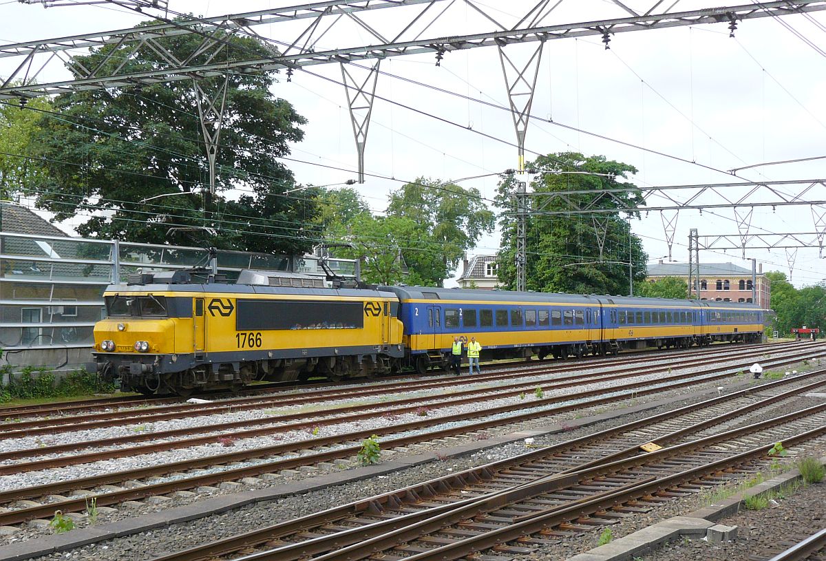 Lok 1766 mit ICR-Wagen in Haarlem 16-05-2008.

Locomotief 1766 met rijtuigstam nummer 5606 in Haarlem 16-05-2008.