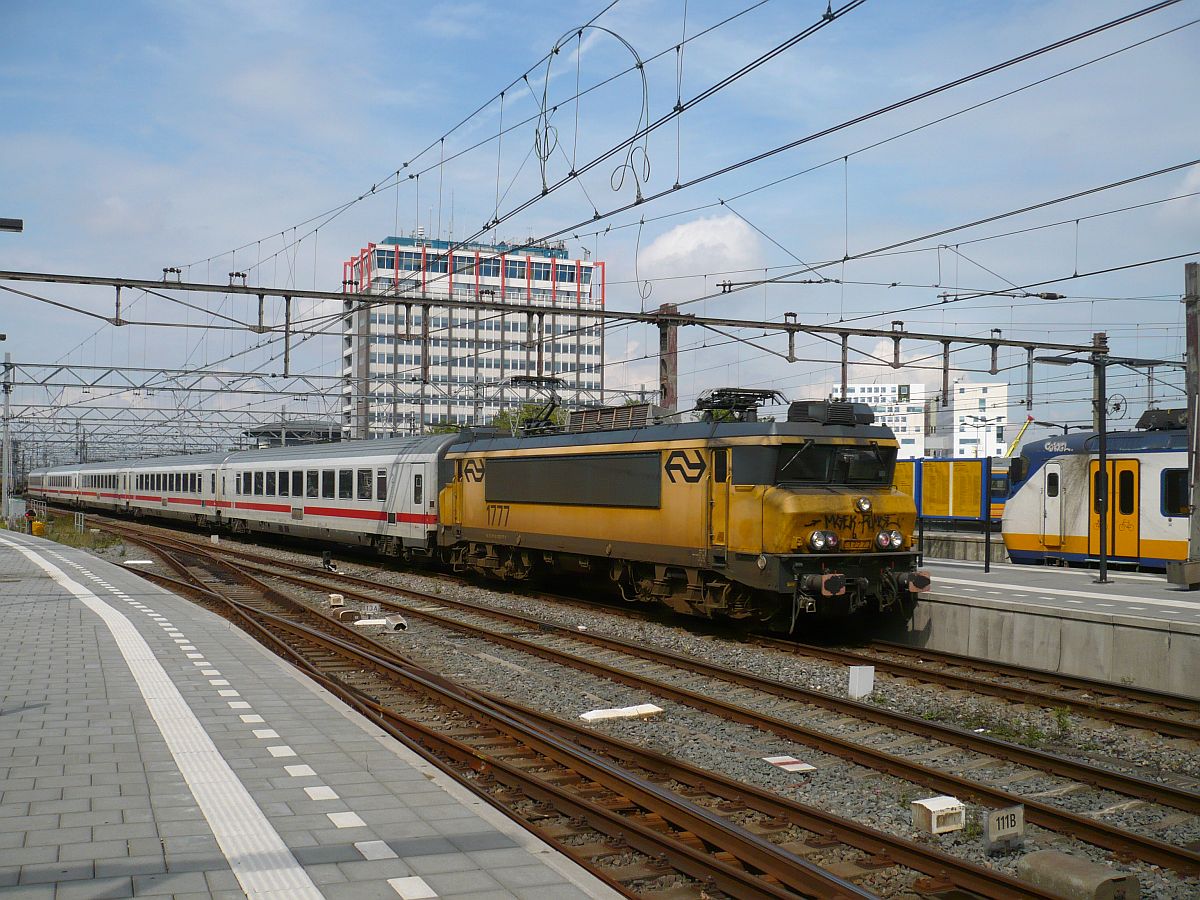 Lok 1777 mit IC 145 nach Berlin. Gleis 10b Amsterdam Centraal Station 19-08-2015.

Loc 1777 met IC 145 naar Berlijn. Spoor 10b Amsterdam Centraal Station 19-08-2015.