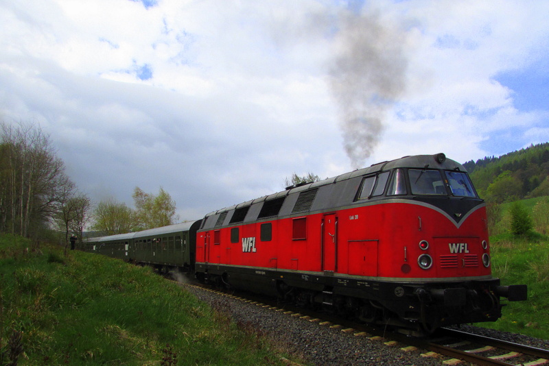 Lok 20 (228 501) der WFL hing am Zugschlu� vom Schokoladen-Express 
Nossen-Schmalkalden und zur�ck.Hier bei der Ausfahrt Steinbach-Hallenberg.Aufgenommen am 19.April.2014