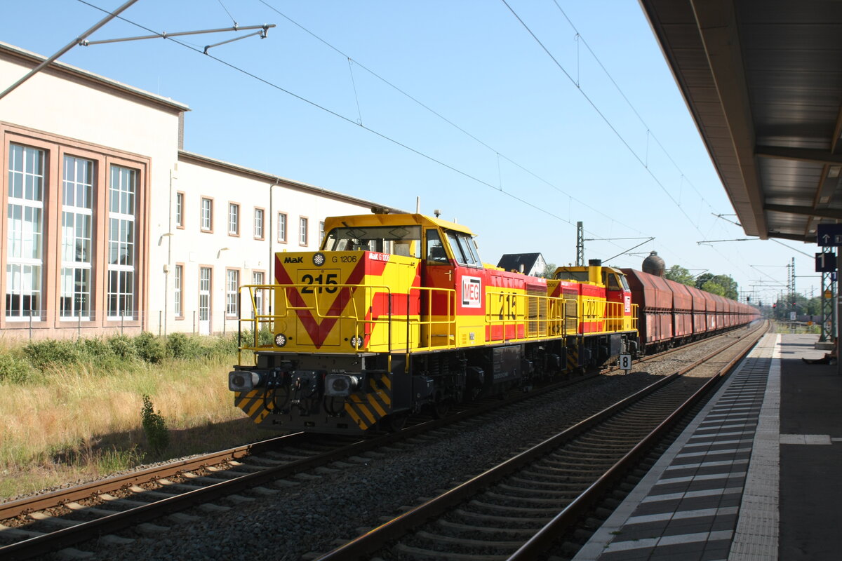 Lok 215 und 212 der MEG mit einem G�terzug bei der Durchfahrt im Bahnhof Merseburg Hbf am 18.6.21