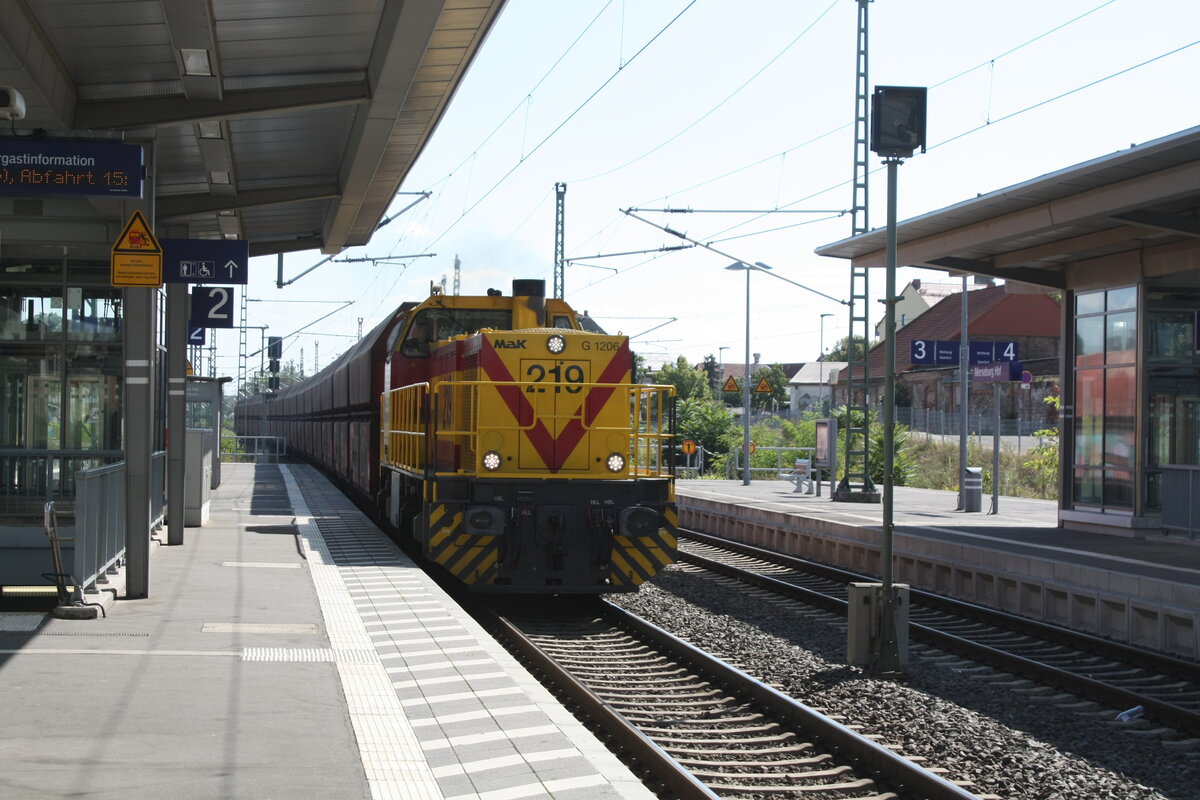 Lok 219 der MEG mit einem G�terzug bei der Durchfahrt im Bahnhof Merseburg Hbf am 14.8.21