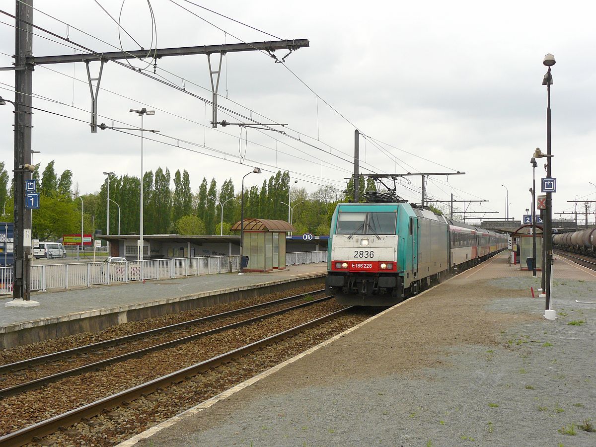 Lok 2836 mit NS ICR Wagen nach Brussel. Antwerpen Noorderdokken 10-05-2013.

Loc 2836 met NS ICR rijtuigen als Beneluxtrein naar Brussel. Antwerpen Noorderdokken 10-05-2013.