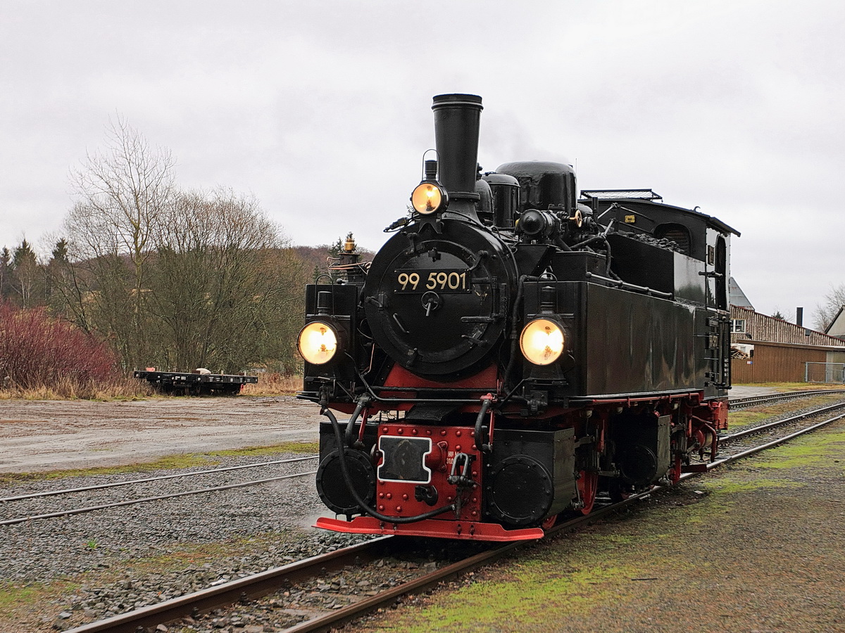Lok 99 5901 Einfahrt in Gleis 1 zum Umsetzen in Stiege-