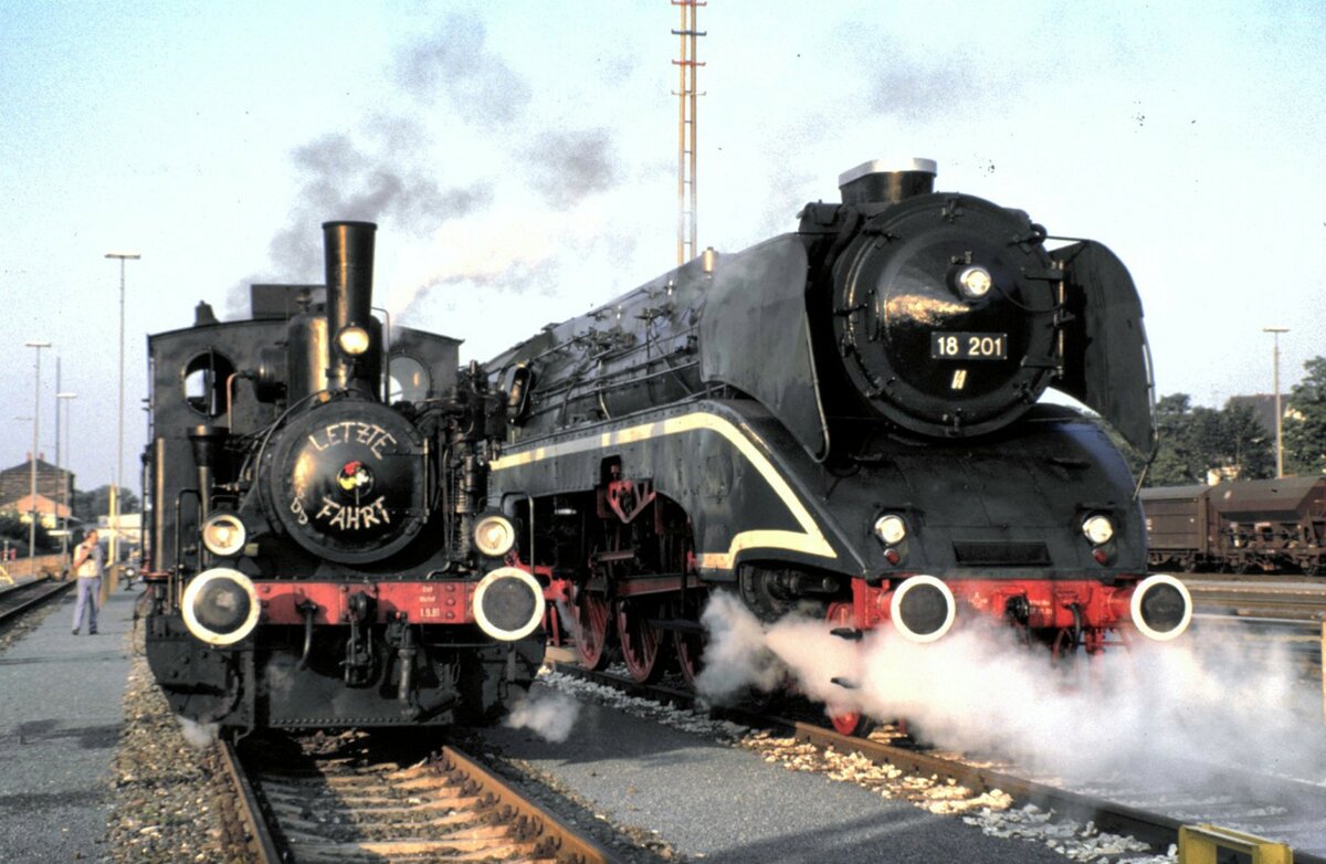 Lok Luci vom Bayerischen Eisenbahnmuseum Nördlingen und 18 201 bei der Jubiläumsausstellung 150 Jahre Deutsche Eisenbahn in Nürnberg am 18.08.1985.