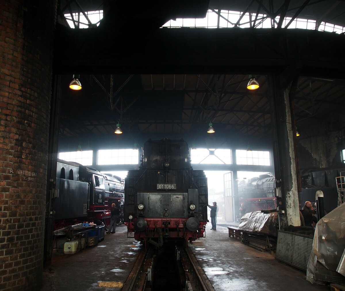 Lokschuppenatmosphäre im Bw Dresden Altstadt beim 7.Dampfloktreffen mit 01 202 und 01 1066 am 17.04.2015.