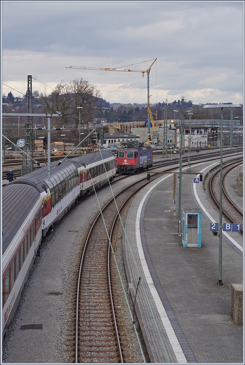 Lokwechsel beim EC München - Zürich in Lindau Hbf: Der EC von München ist in Lindau Hbf eingefahren und schon kurz darauf übernimmt die SBB Re 421 392-2 den Zug um in nach Zürich zu ziehen.
16. März 2018