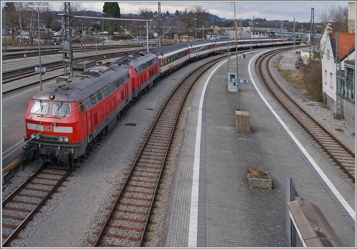 Lokwechsel beim EC München - Zürich in Lindau Hbf: Die zwei DB 218 erreichen mit ihrem EC Lindau Hbf.
16. März 2018