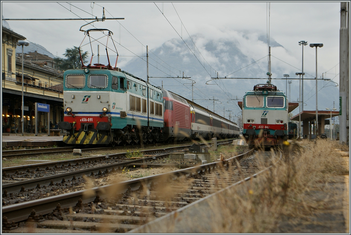 Lokwechsel in Domodossola: Die FS 656 091 wird die SBB Re 460 im Gleichstromteil des Bahnhofs von Domodossoal rangieren und in den Wechelstromteil des Bahnhofes  abstossen.
31. Okt. 2013