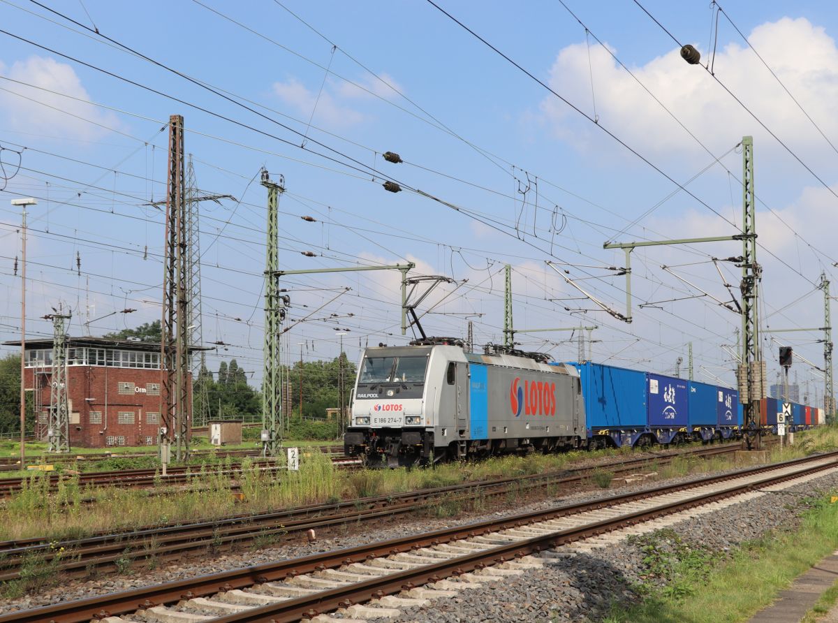 Lotos Kolej Railpool Lokomotive E 186 274-7 (NVR 91 80 6186 274-7 D-Rpool) Gterbahnhof Oberhausen West, Deutschland 02-09-2021.

Lotos Kolej Railpool locomotief E 186 274-7 (NVR 91 80 6186 274-7 D-Rpool) goederenstation Oberhausen West, Duitsland 02-09-2021.