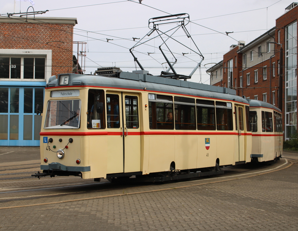 Lowa-Wagen 46+156 als Fahrschule am Mittag des 19.09.2023 auf dem Betriebshof der Rostocker Straßenbahn AG:
