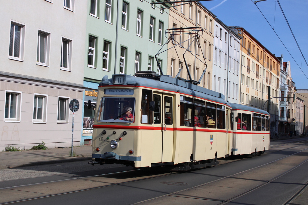 Lowa-Wagen 46+156 am Mittag des 17.09.2023 in Höhe Haltestelle Rostock-Saarplatz