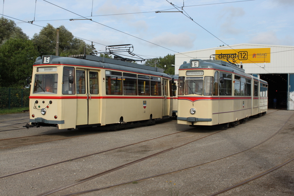 Lowa-Wagen 46+Lowa-Beiwagen 156 und Gelenktriebwagen des Typs G4 standen fr die Besucher am 17.09.2016 im Depot 12 in Rostock-Marienehe vor der Halle.
