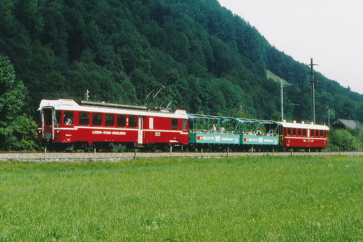 LSE: Erinnerung an die Luzern - Stans - Engelberg - Bahn. Sonderzug mit BDeh 4/4 aus dem Jahre 1964, Sommerwagen und dem ehemaligen Brünigwagen B4 mit oP im Sommer 1995. Der ehemalige Brünigwagen galt als allerletzte Reserve und war nur sehr selten im Einsatz fotografierbar. Per 1. Januar 2005 fusionierte die SBB (Brünigbahn) mit der LSE zur Zentralbahn.
Foto: Walter Ruetsch