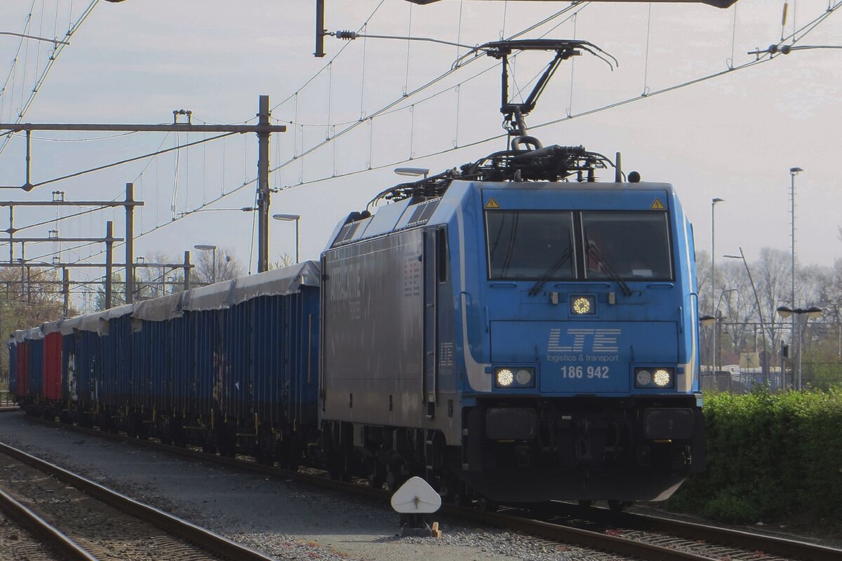 LTE 186 942 steht am 13 April 2022 in Oss.