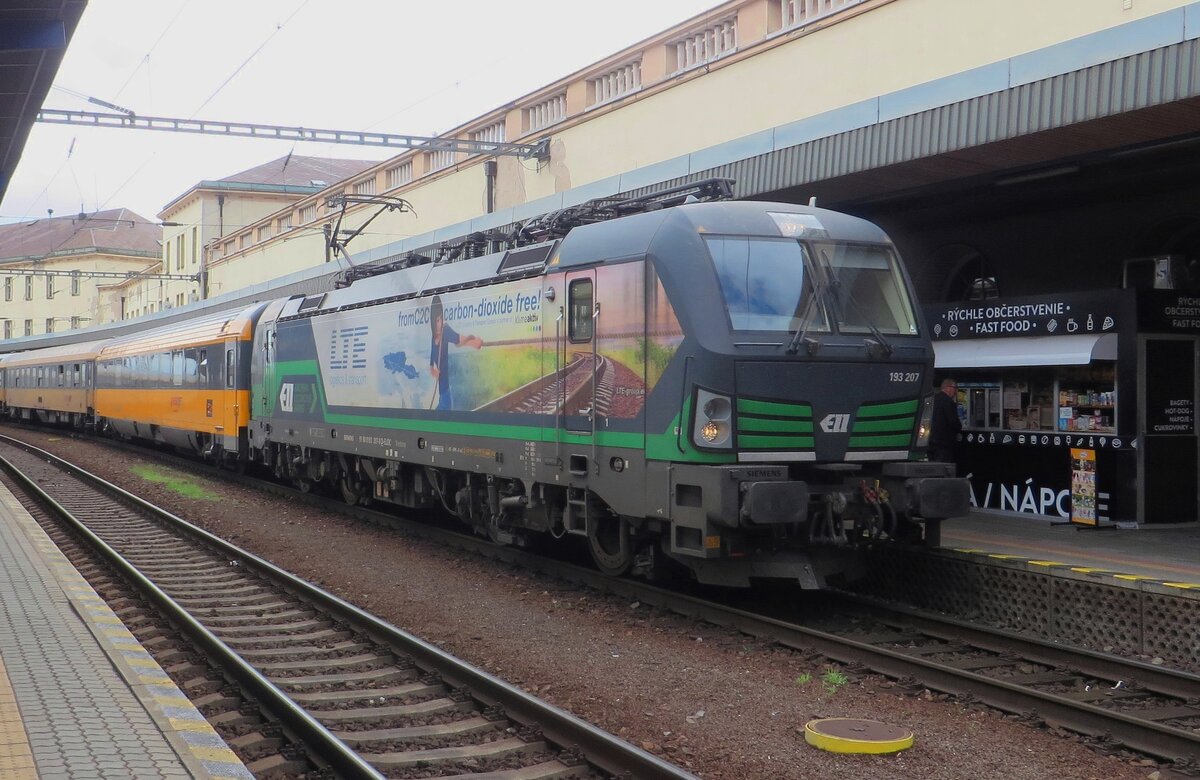 LTE 193 207 ist von RegioJet gemietet wegen deren stark gestiegene Lokbedarf nach der Ubernahme von die Verbindung R8 (Rychlyk Brno Kralove Polje-Bohumin) in 2020 und treft am 21 Augustus 2021 in Bratislava hl.st. mit ein RegioJet nach Wien Hbf ein.