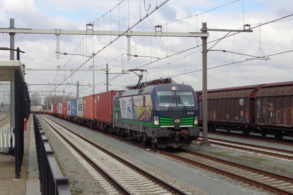 LTE 193 261 macht eine kurze Pause in Lage Zwaluwe am 27 M�rz 2019. 