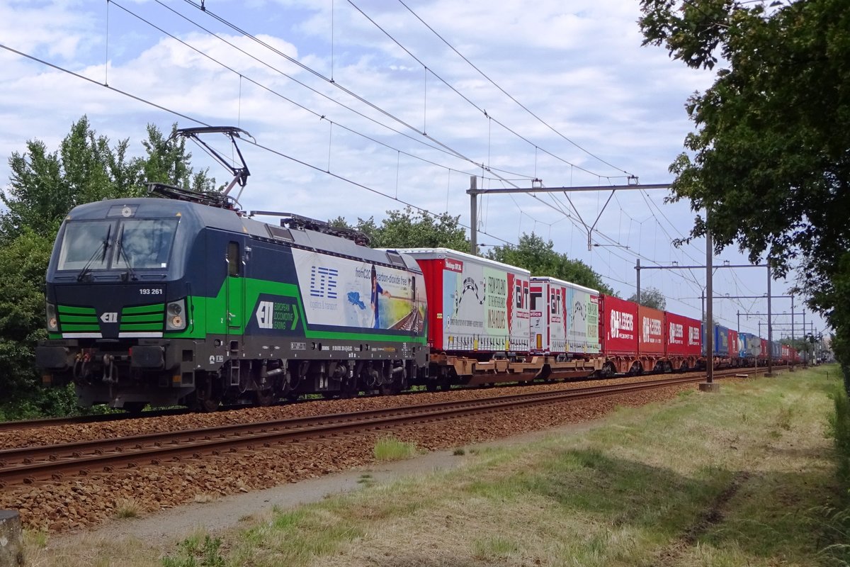 LTE 193 261 schleppt den Rzepin-Shuttle durch Wijchen am 14 Juni 2019.