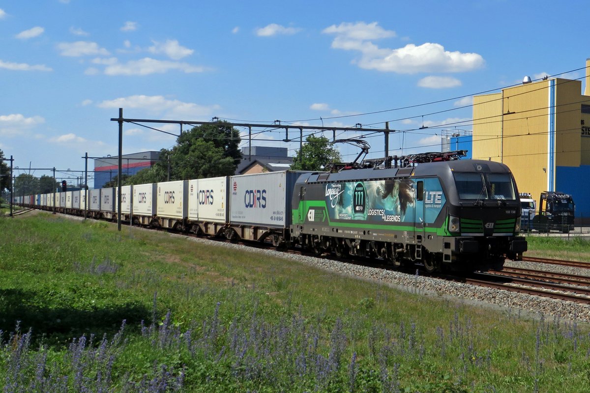 LTE 193 738 schleppt der Chengdu-Containershuttle durch Barneveld Noord am 25 Juni 2020.
