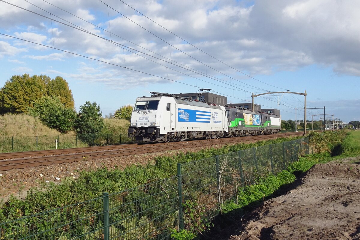 LTE 286 940 hat am 15 Oktober 2021 bei Tilburg-Reeshof zwei Vectronen in Schlepp.