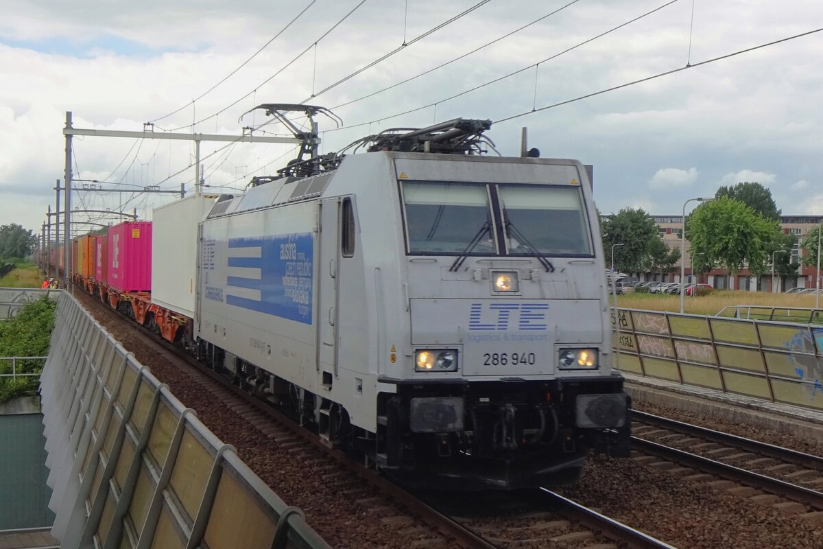 LTE 286 940 schleppt der Mannheim-W�rth KLV durch Tilburg-Reeshof am 9 Juli 2021. 