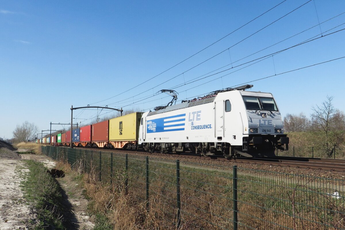 LTE 286 940 zieht der Mannheim/W�rth-KLV Pendelzug durch Tilburg-Reeshof am 18 M�rz 2022.