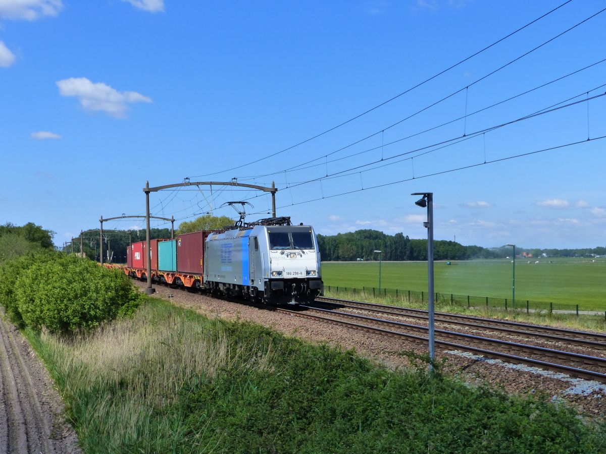 LTE Lokmotive 186 298-6 Broekdijk, Hulten, Niederlande 15-05-2020.

LTE locomotief 186 298-6 Broekdijk, Hulten 15-05-2020.