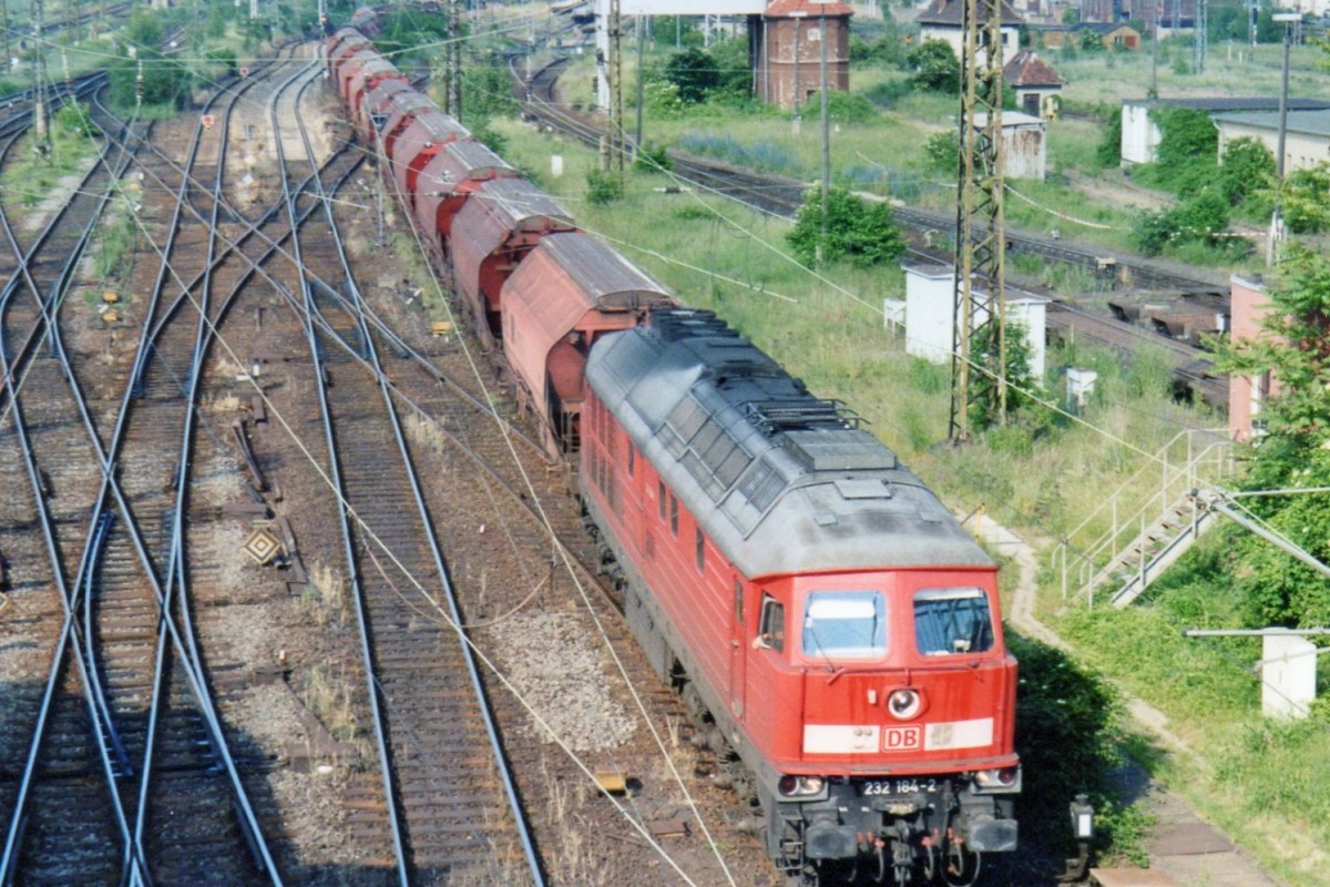Ludmilla 232 184 treft mit Getreidezug am 28 mai 2007 in Halle (Saale) Gbf ein. 