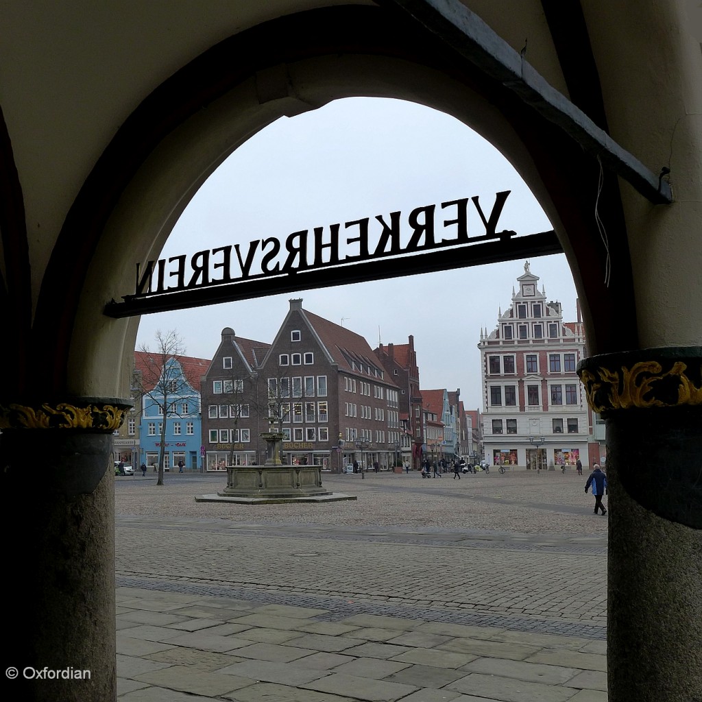 Lüneburg - Blick von den Rathausarkaden auf den Marktplatz.