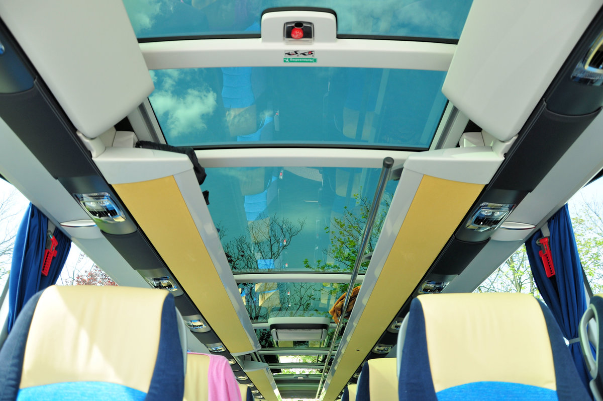 Luxuri�ses Glasdach im Setra 516 HDH von Perseus Reisen aus der BRD in Krems gesehen.