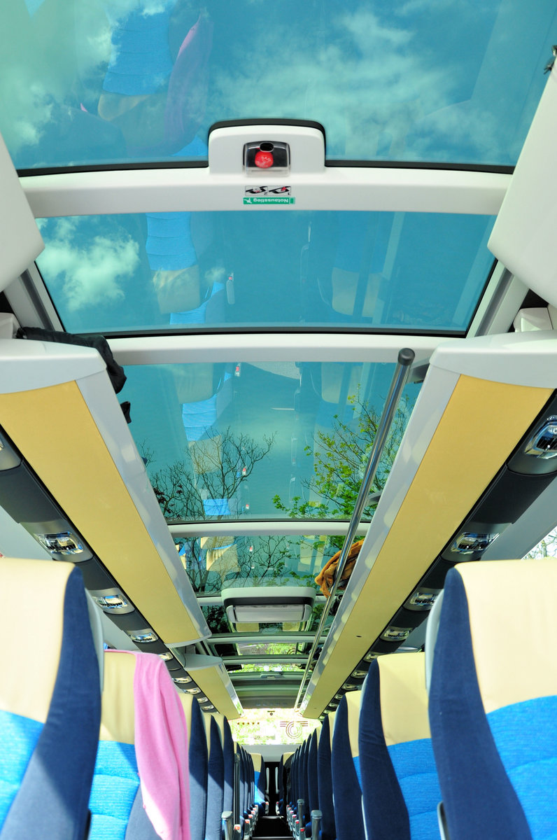 Luxuri�ses Glasdach im Setra 516 HDH von Perseus Reisen aus der BRD in Krems gesehen.