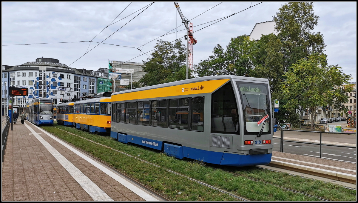 LVB 918 ist ein Beiwagen vom Typ LVB-68 (NB4), gebaut von Bombardier. Der Gro�raumwagen ist h�ufig an den Tatra-Triebz�gen zu sehen, wie hier am 02.10.2020 an der Haltestelle Leipzig Westplatz.