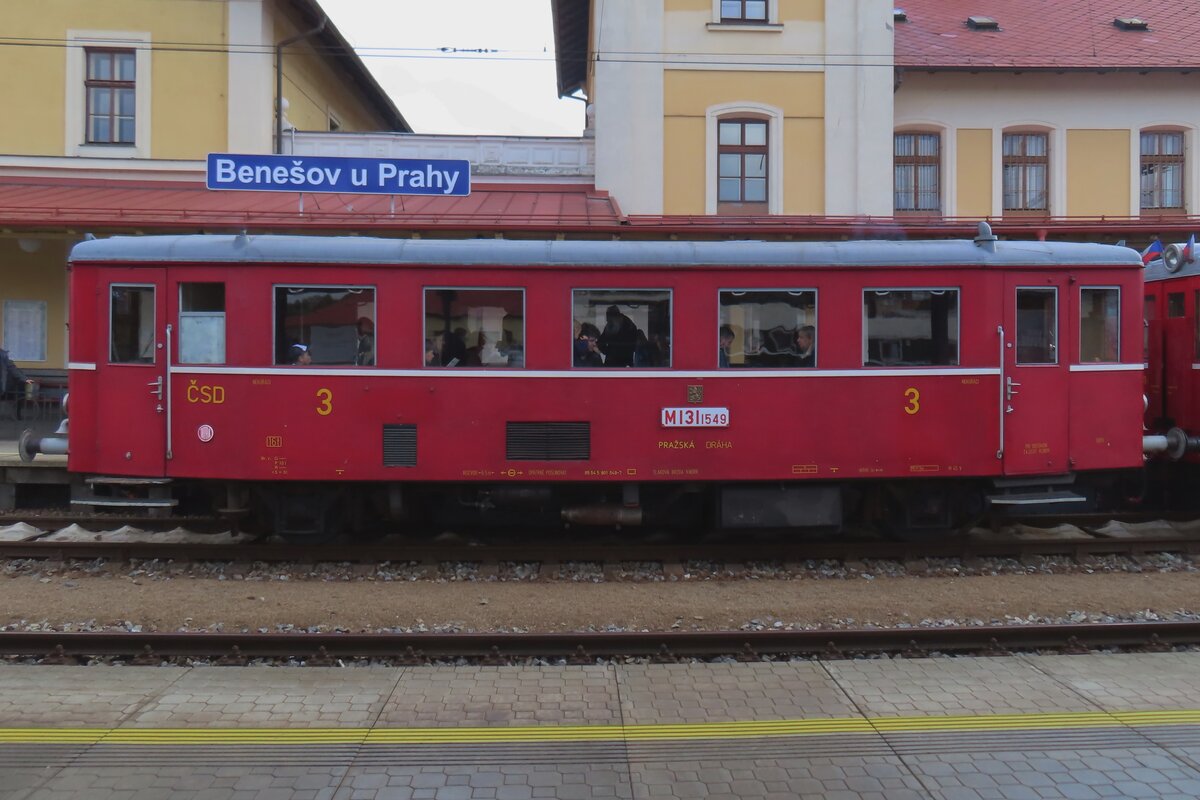 M131-1549 steht am 27 September 2025 als Sonderzug (eine von etwa 30 während das Wochenende) in Benesov u Prahy.