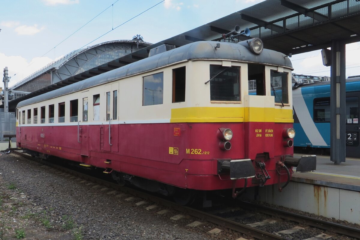 M262 1212 steht am 12 Juni 2022 abfahrtbereit in Praha hl.n.