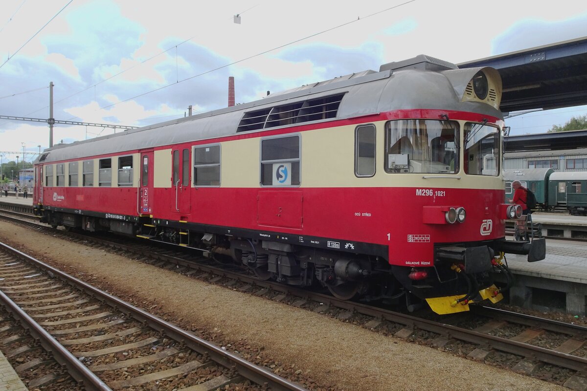 M296-1021 steht als S-Bahn nach Vlasim (statt der planmssig vorgesehene 814/914) in Benesov u Prahy am 11 September 2022.