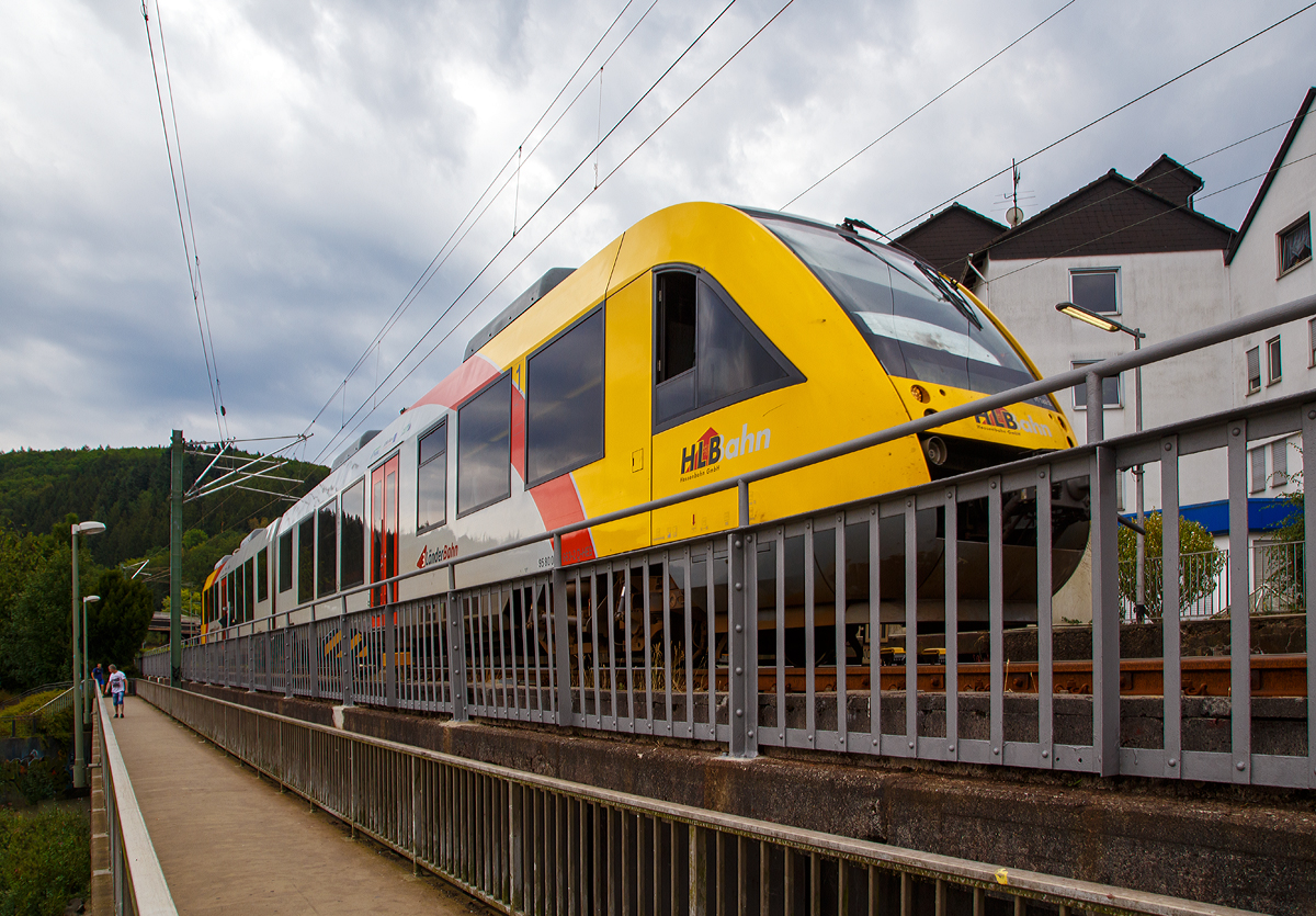 
Mal eine andere Perspektive und Ansicht....
Der VT 263 (95 80 0648 163-3 D-HEB / 95 80 0648 663-2 D-HEB) ein Alstom Coradia LINT 41 der HLB (Hessische Landesbahn), als RB 93  Rothaarbahn  (Bad Berleburg - Kreuztal -Siegen - Betzdorf), fährt am 27.07.2019 über die Siegbrücke und erreicht den Zielbahnhof Betzdorf (Sieg).

