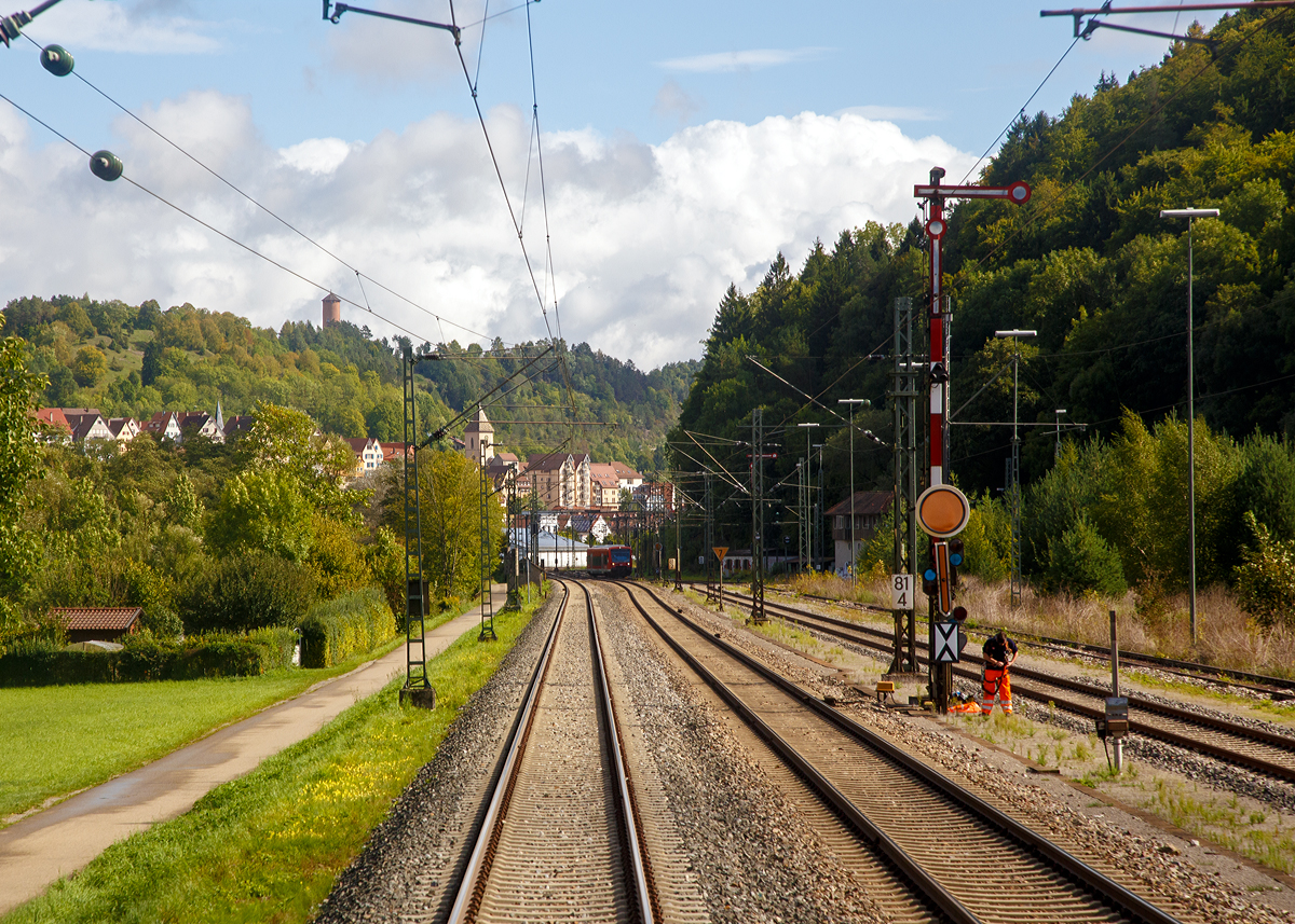 Mal ein anderer Blick auf die Gubahn und die Signale in Horb (12.09.2017)....
Da wir auf unsere Reise nach Italien, das groe Loch bei Rastatt grozgig umfahren haben, ging es mit dem IC 183 (Stuttgart - Zrich) ber die Gubahn. Aus dem letzten Wagen konnte ich dieses Bild nach hinten heraus auf die Strecke machen.