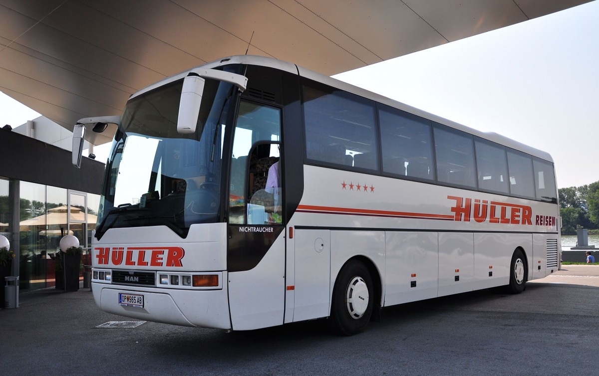 MAN von H�ller Reisen aus �sterreich am 18.Juli 2014 in Krems gesehen.