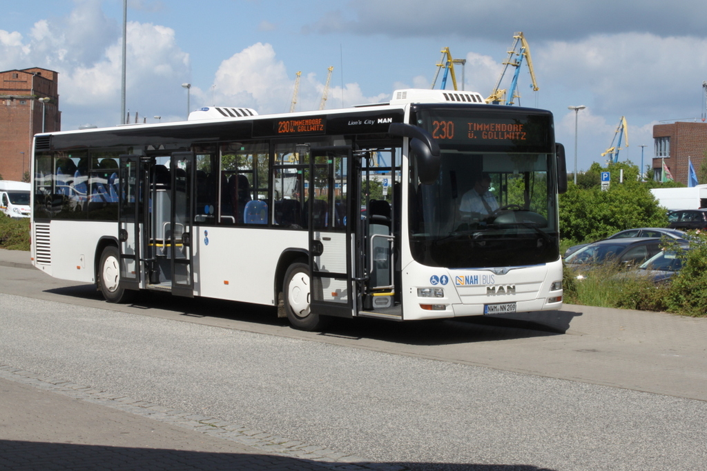 MAN Lions City als Linie 230 von Wismar ZOB nach Timmendorf Strand, Insel Poel stand am Mittag des 10.06.2017 am ZOB in Wismar