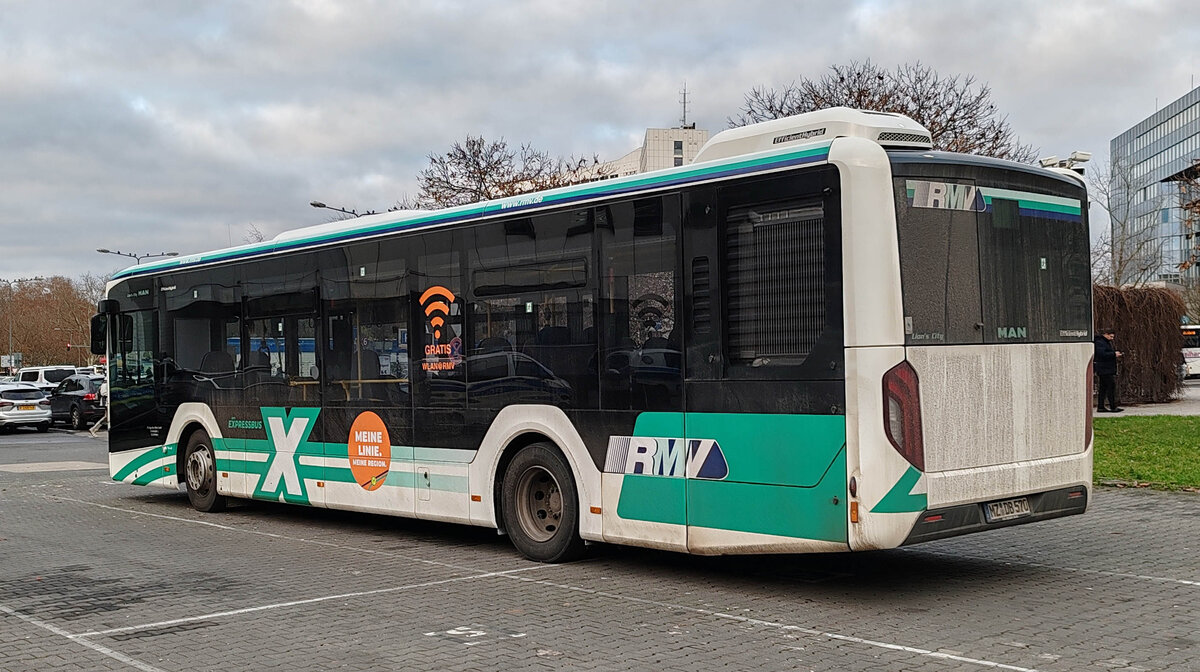 MAN Lion`s City der DB Regio Bus Mitte aus Mainz steht am HBF Wiesbaden im Dezember 2025