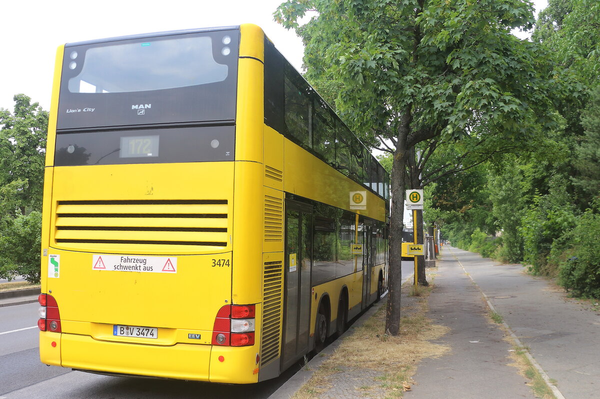 MAN Lion's City DD mit schwarzer Blende sowie Aufkleber in der Heckpartie (EEV) Betriebsnummer 3474 der BVG an der Endhaltestelle in Berlin Rudow am 02. Juli 2021. 