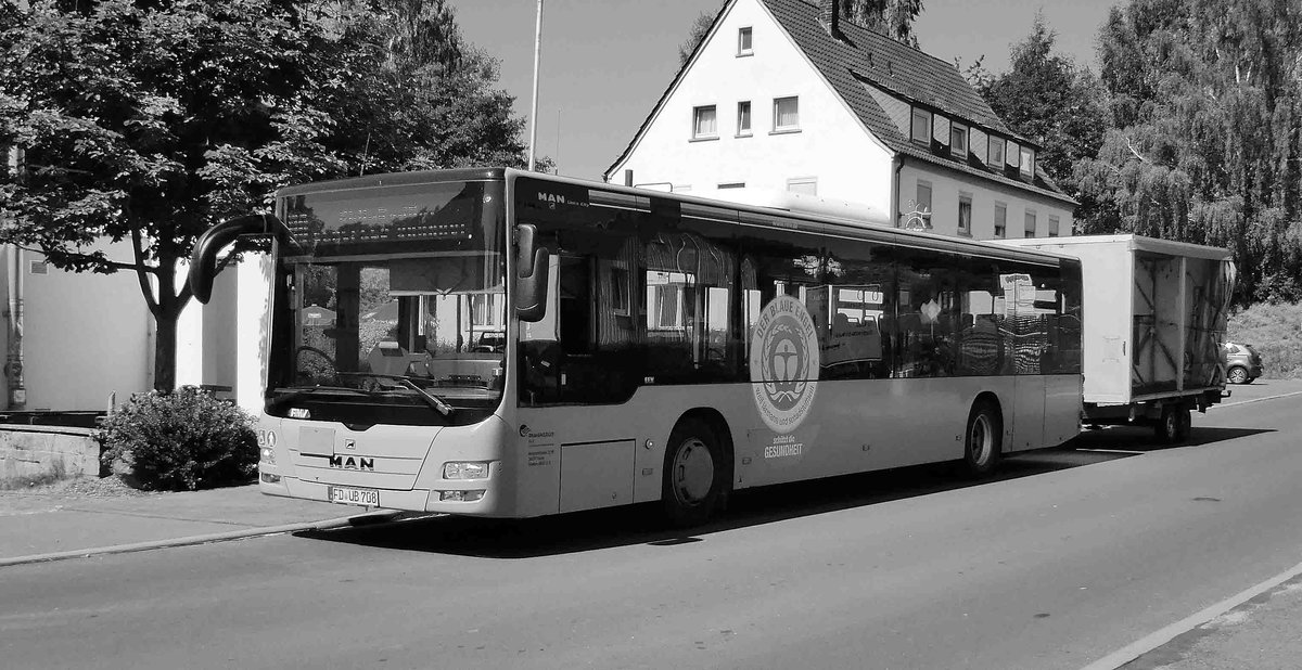 MAN Lion`s City von RhönEnergie unterwegs als RhönRadBus hält an der Haltestelle Eckweisbach im Juni 2019. Diese Busse verkehren an den Wochenende zwischen Fulda und Gersfeld entlang des Milseburgradweges. Auf dem Anhänger ist Platz für 40 Fahrräder.