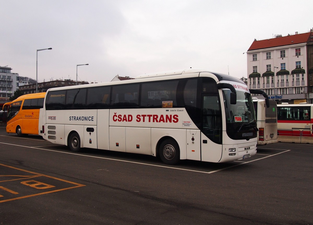 MAN Lion's Coach von ČSAD STTRANS in Prag Na Kn�zec� am 16.1.2015.