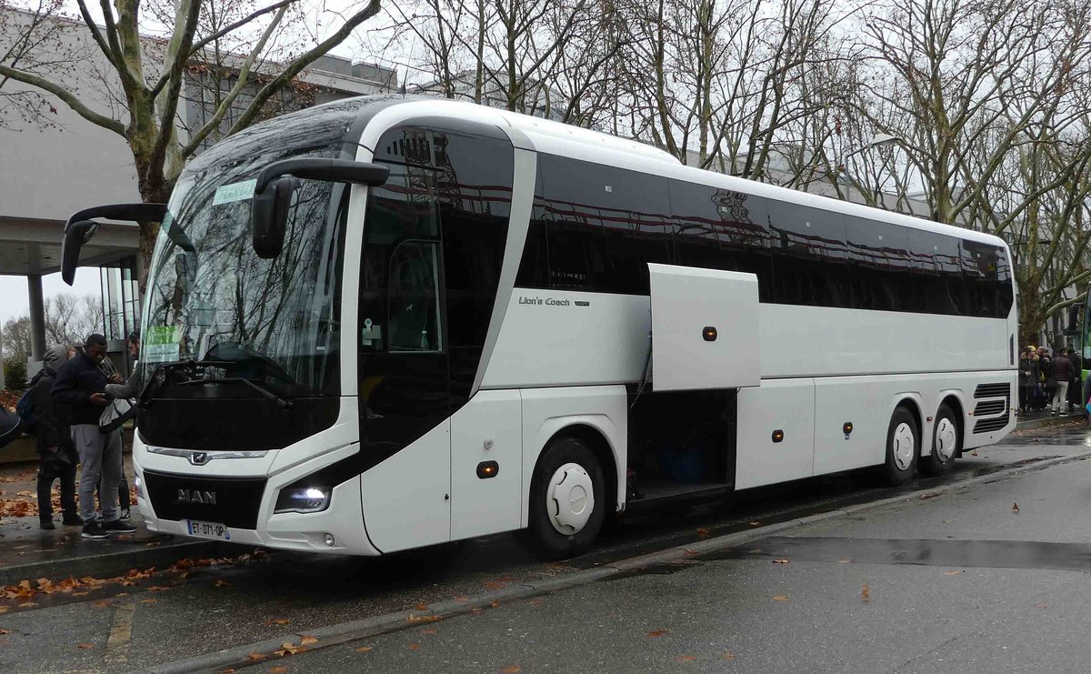 MAN Lion`s Coach im Auftrag von Flixbus wartet am HBF Karlsruhe auf Fahrg�ste, 12-2018