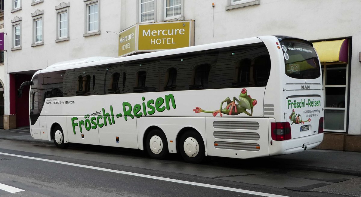MAN Lions Coach des Busunternehmens  FR�SCHL  steht Hotel Mercure in Wiesbaden im Mai 2017