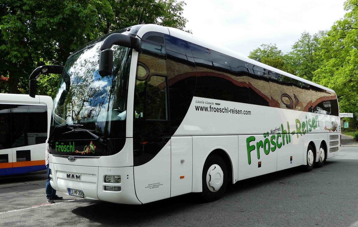 MAN Lions Coach des Busunternehmens  FR�SCHL  steht an der Haltestelle Nerobergbahn in Wiesbaden im Mai 2017