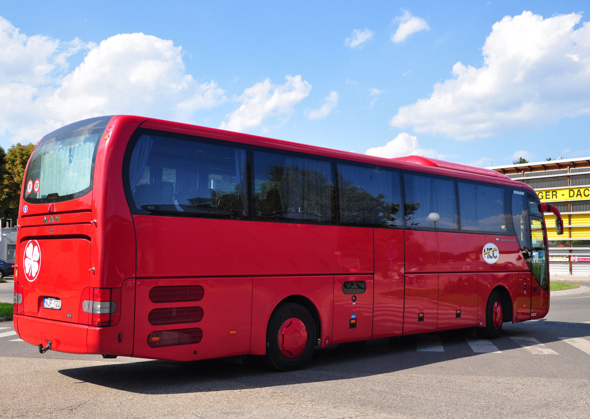 MAN Lions Coach von K�l�njarat aus Ungarn in Krems gesehen.